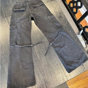 BRAND NEW, NEVER WORN black cargo style jeans from Zara. USA size 2.